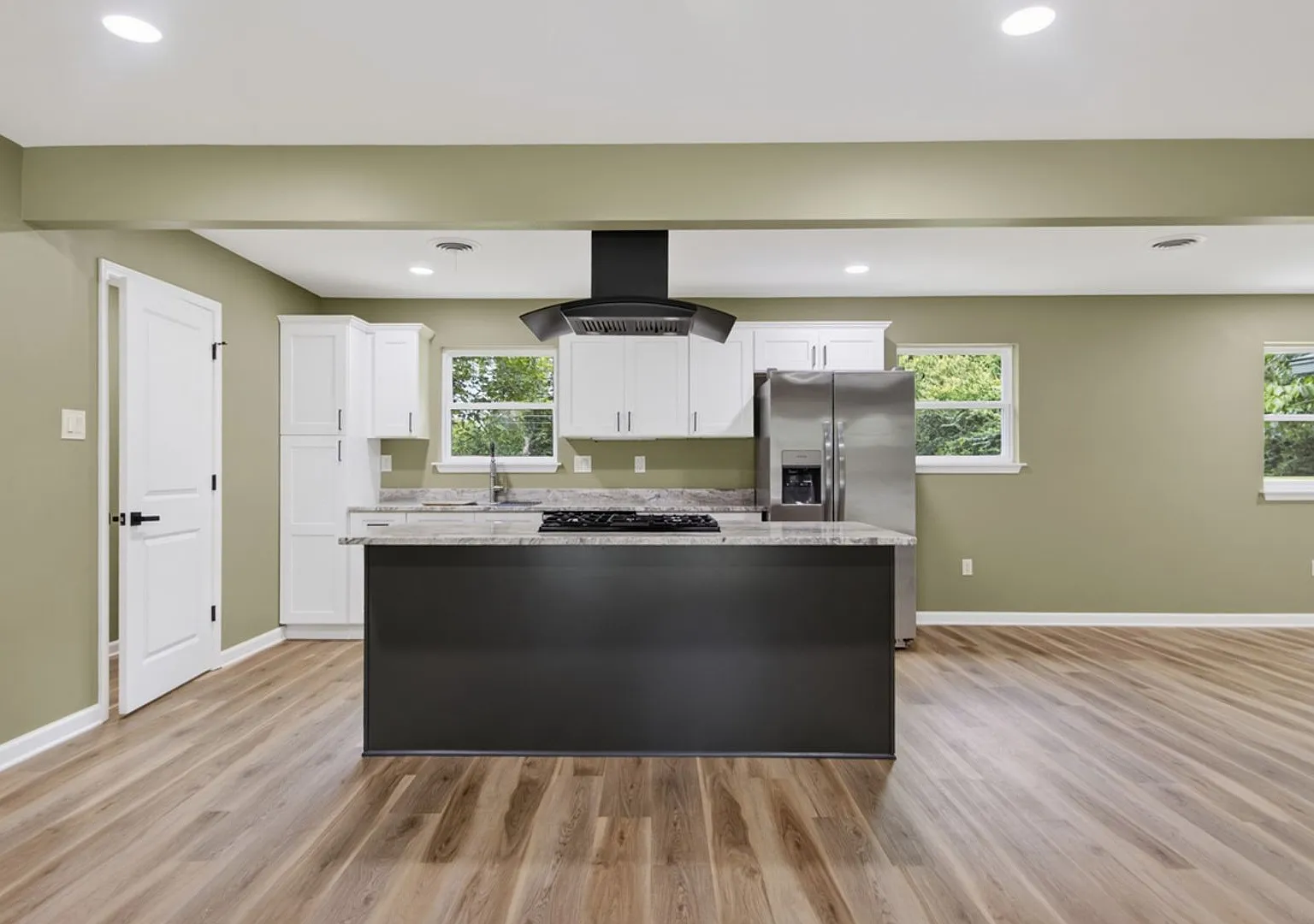Fully Renovated 4-Bedroom Home with Brand-New Kitchen, New Flooring & Spacious Lot — Photo 3