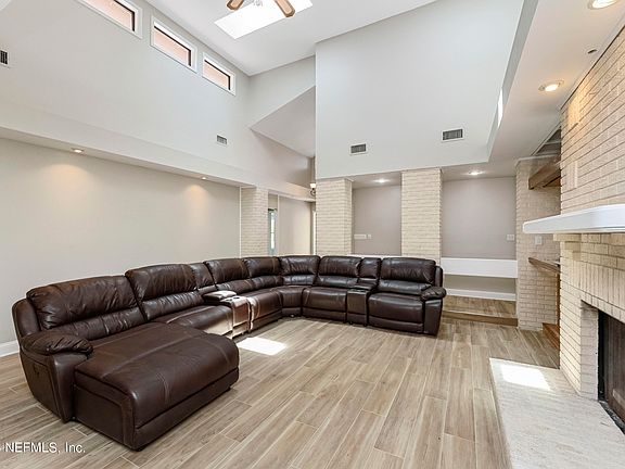 4th image of 717 BALMORAL Lane