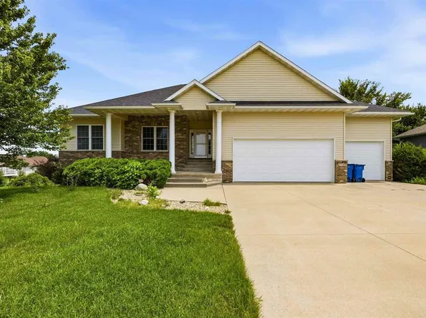 426 Prairie View Dr, Fairfax, IA 52228