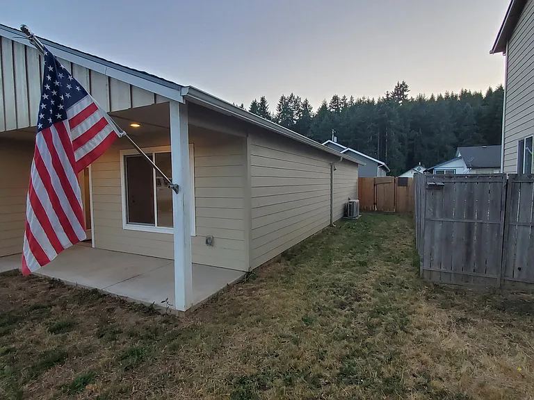 913 SW Front — Photo 2