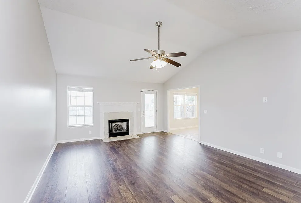 3 bed, 2.0 bath, 1343 sqft, $2,145 — Photo 4