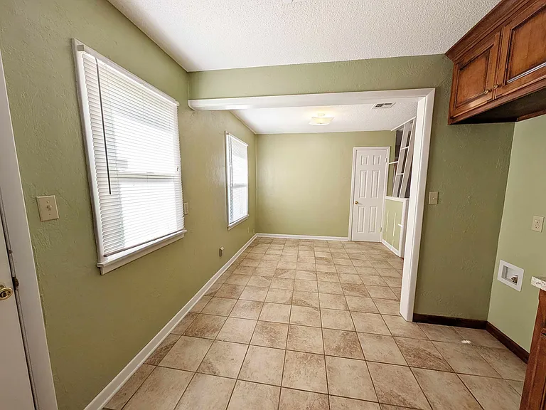 5600 S Rockwood Ave — Photo 7