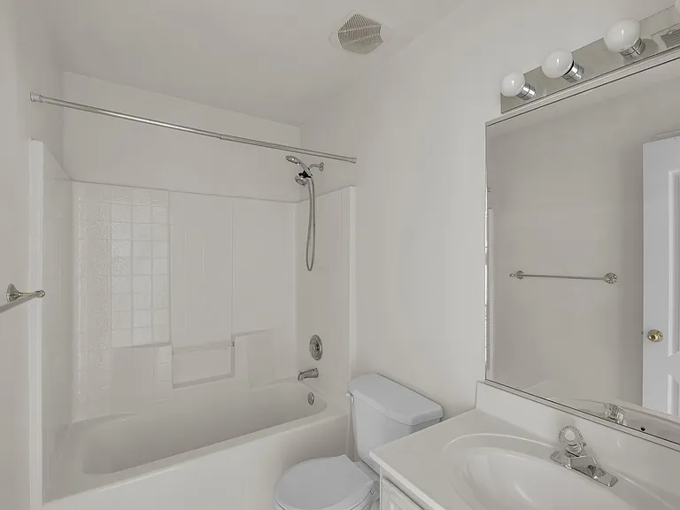 2322 Charing Cross Rd — Photo 19