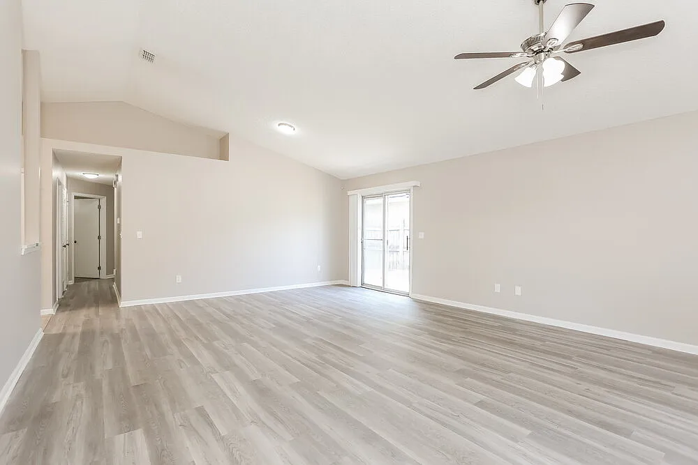 3 bed, 2.0 bath, 1260 sqft, $1,925 — Photo 3