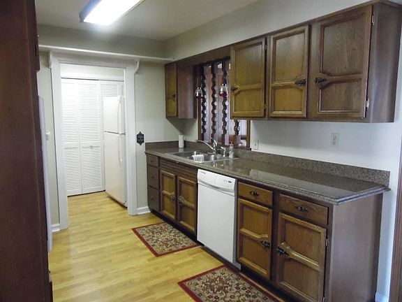 5th image of 251 Iroquois Dr
