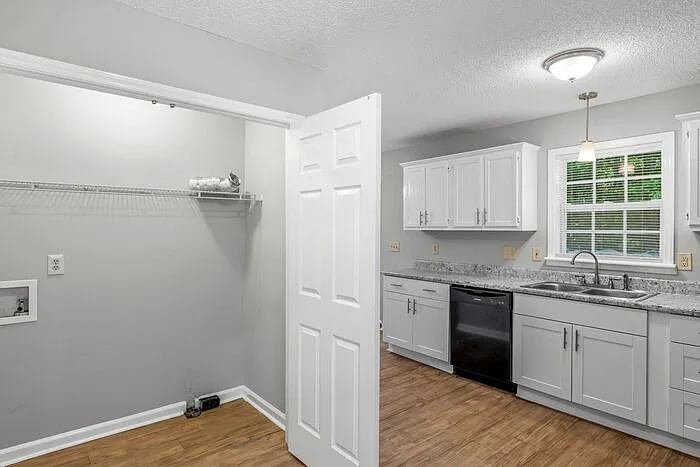 1811 Cody Ave — Photo 13