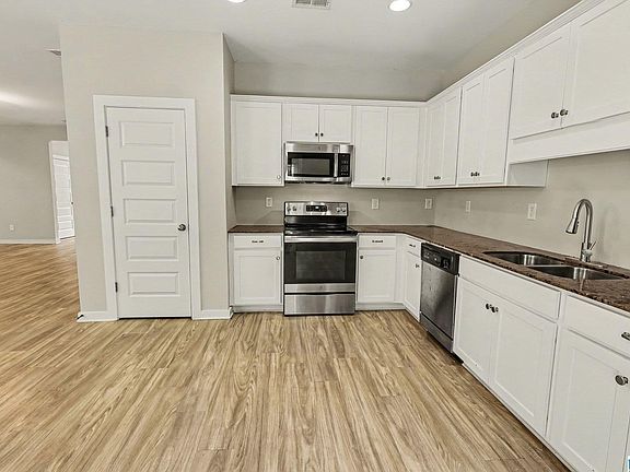5th image of 361 White Oak Cir