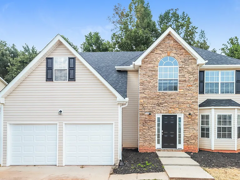 1085 Ivey Ln — Photo 1