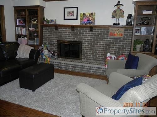 3rd image of 10405 Garnett St