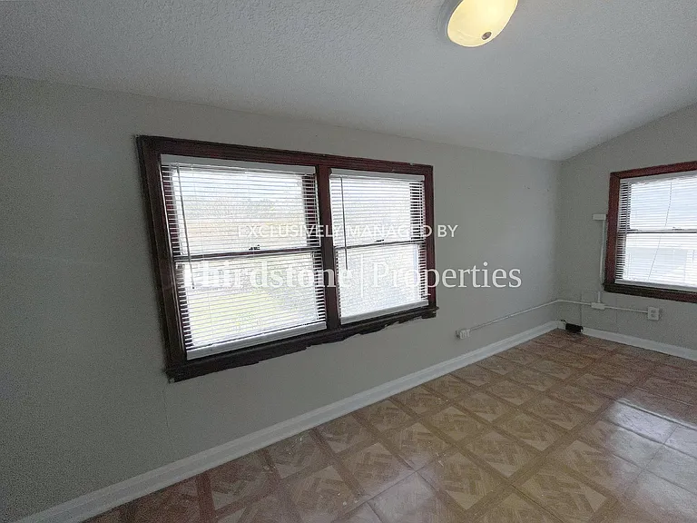 318 E 19th St — Photo 19