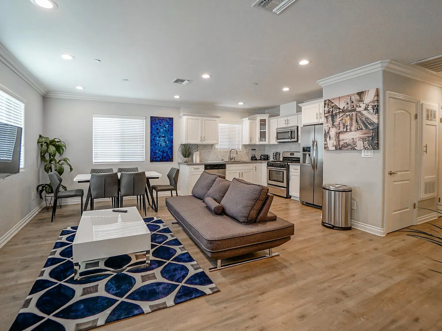 3 bed, 1110 sqft, $3,545 — Photo 3