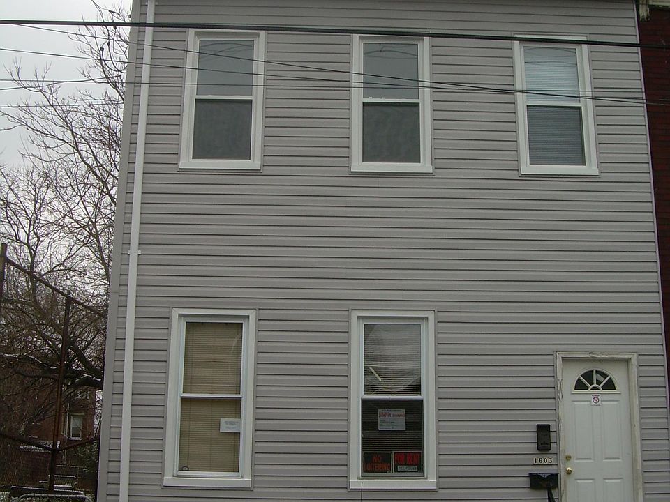 The entrance is around the left side rear for this 1st fl unit