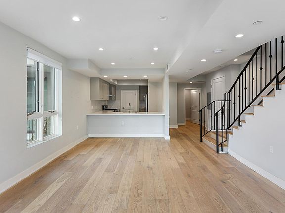 4th image of 11965 Montana Ave #301