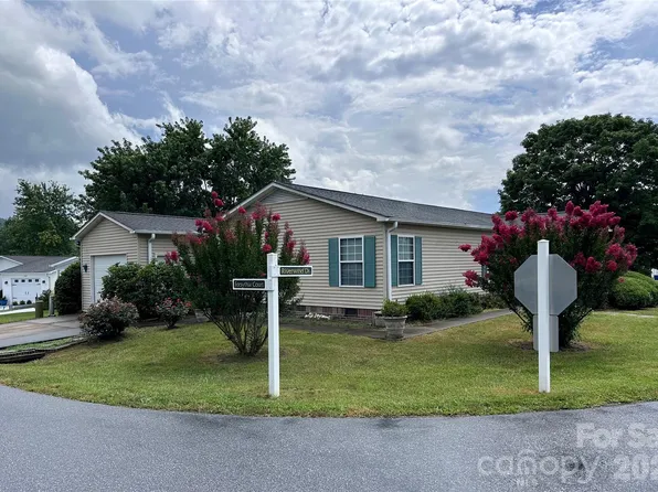 308 Riverwind Dr, Hendersonville, NC 28739
