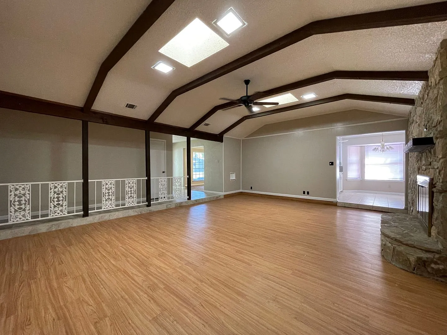Available Now 3 Bedroom 2.5 Bath Spacious Home In Sw Fort Worth — Photo 3