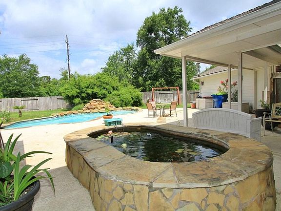 What a splendid setting! You'll love sitting outside with beautiful views to enjoy.
