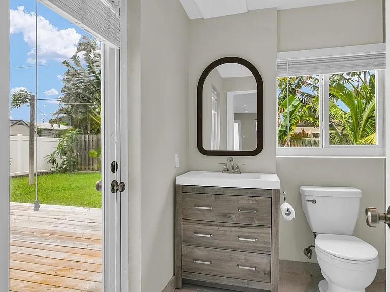 909 SE 16th Pl — Photo 15