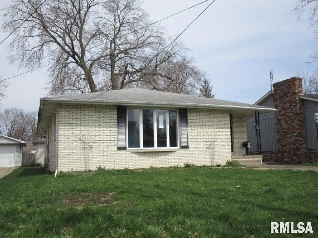 2305 W Callender Ave photo 1