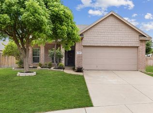1101 Day Dream Dr, Fort Worth, TX 76114
