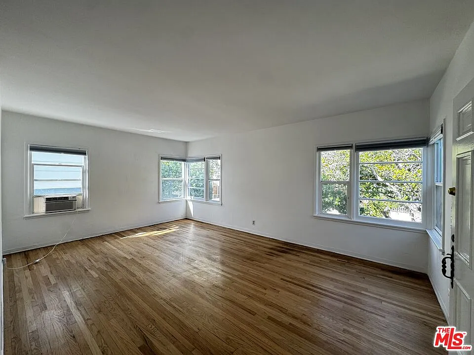 2 bed, 1.0 bath, 1050 sqft, $3,500 — Photo 3
