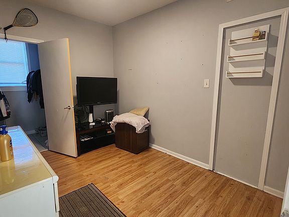 Bedroom
11'6" x 8'8"