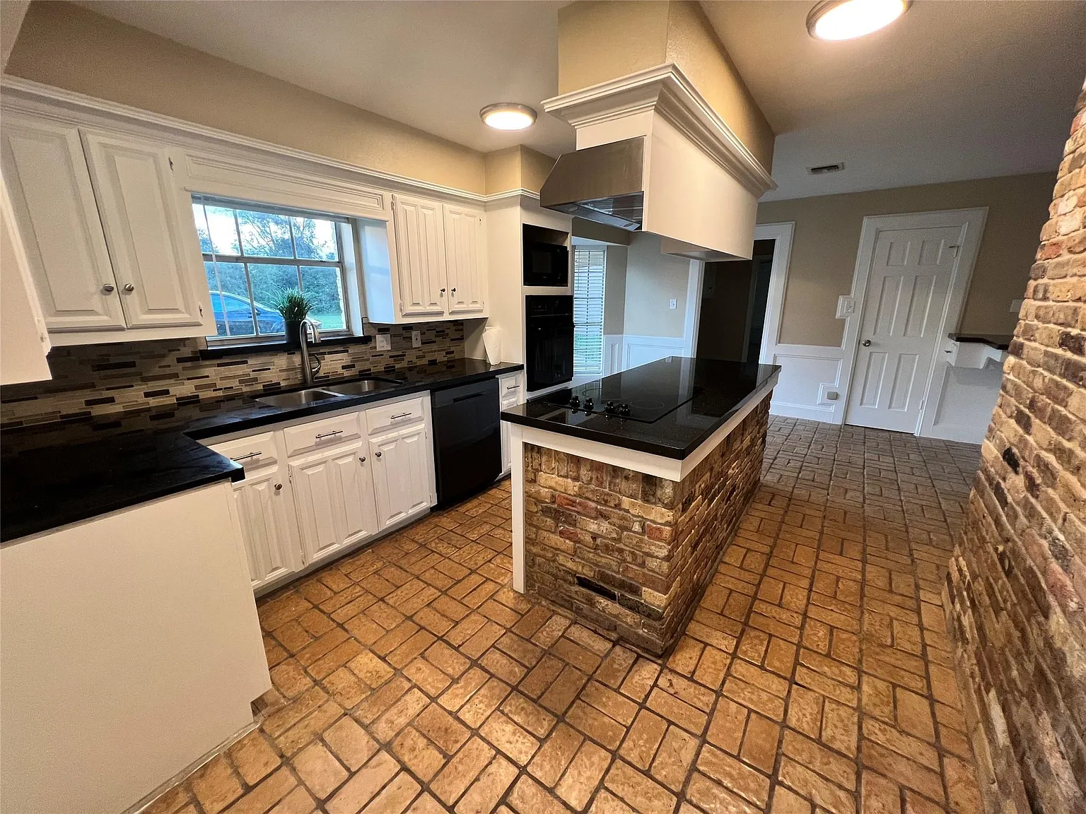 4 bed, 4.0 bath, 3002 sqft, $3,600 — Photo 4
