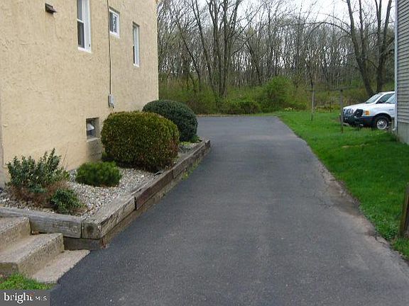 3rd image of 136 E Park Ave
