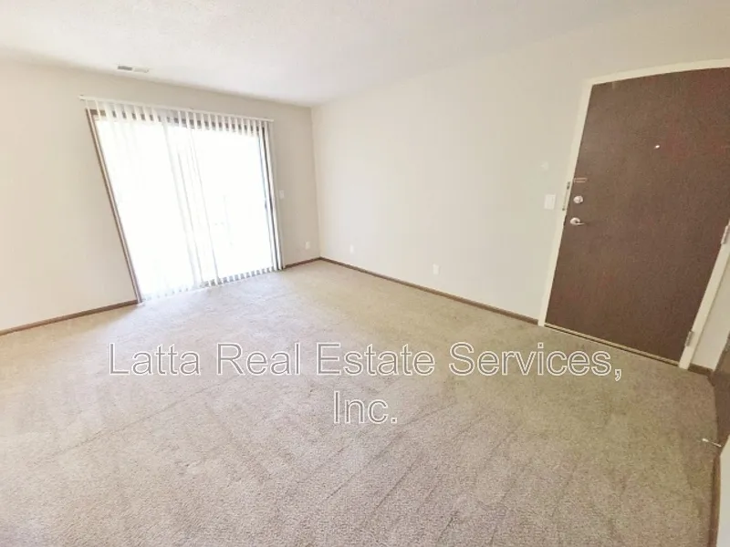 1 bed, 1.0 bath, 750 sqft, $875 — Photo 2