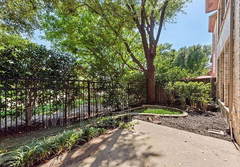 5379 Balmoral Dr — Photo 20