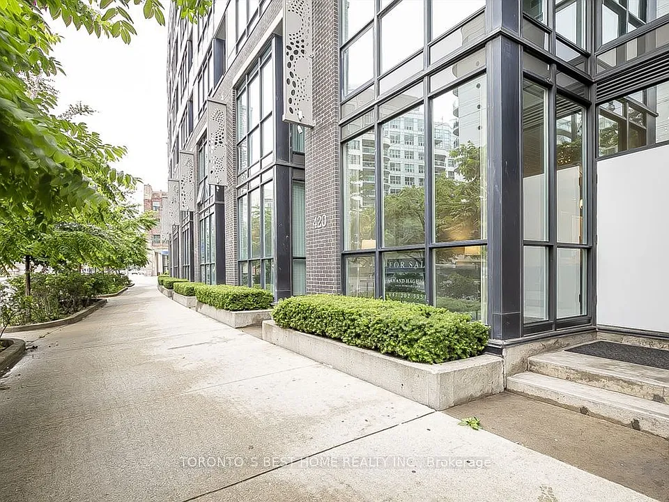 418 Lake Shore Blvd W