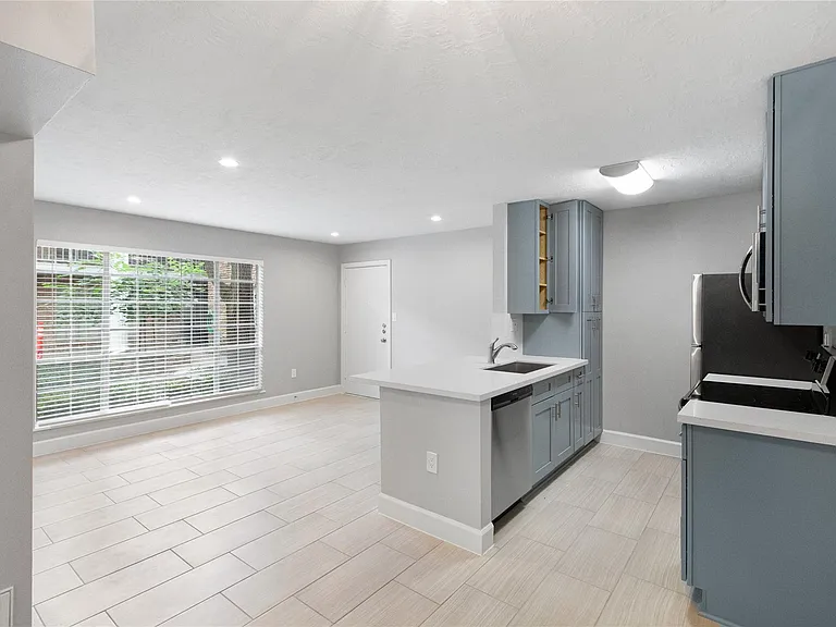 2201 Fountain View Dr #47 — Photo 1