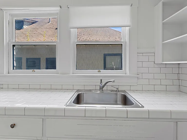 1 Bedroom with den close to SW! Walking distance to Providence Park! — Photo 39