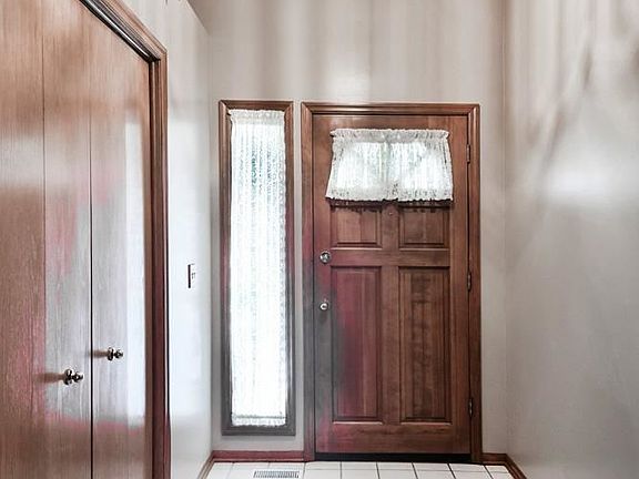 3rd image of 16917 Holmes Cir