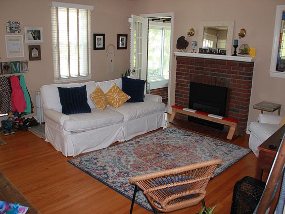 Living Room (2 of 2)