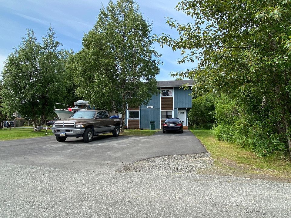 2nd image of 3927 Lakehurst Cir