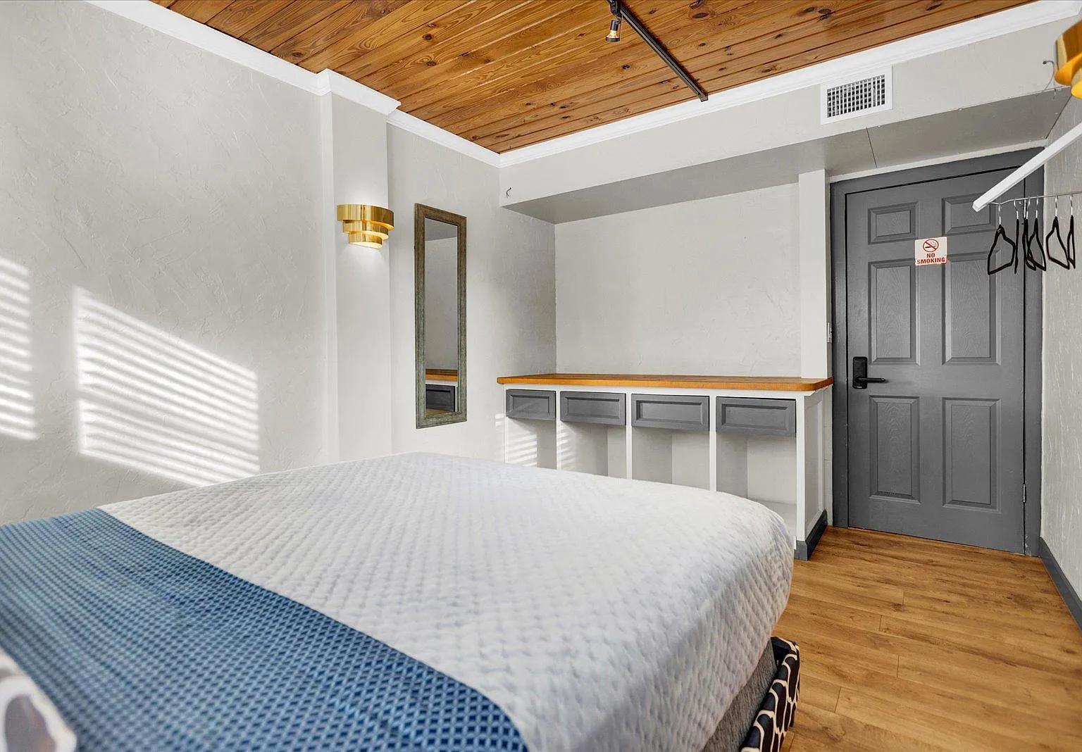 4 bed, 1.0 bath, $975 — Photo 3