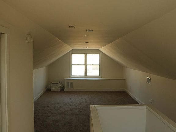 4th image of 1702 S Oakland St