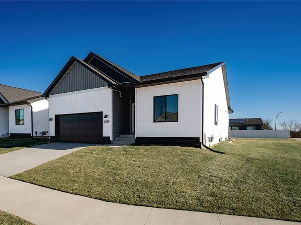 2207 Barry Dr, Adel, IA 50003