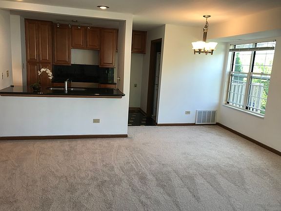 5th image of 108 White Oak Ct APT 9