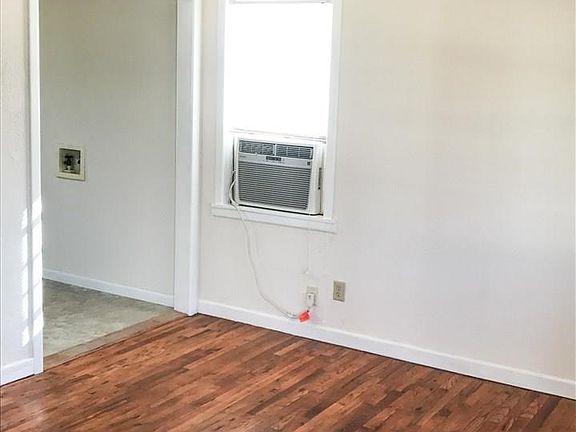 5th image of 301 E Pecan St