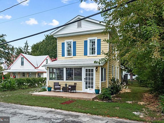 2nd image of 209 Hawthorne St