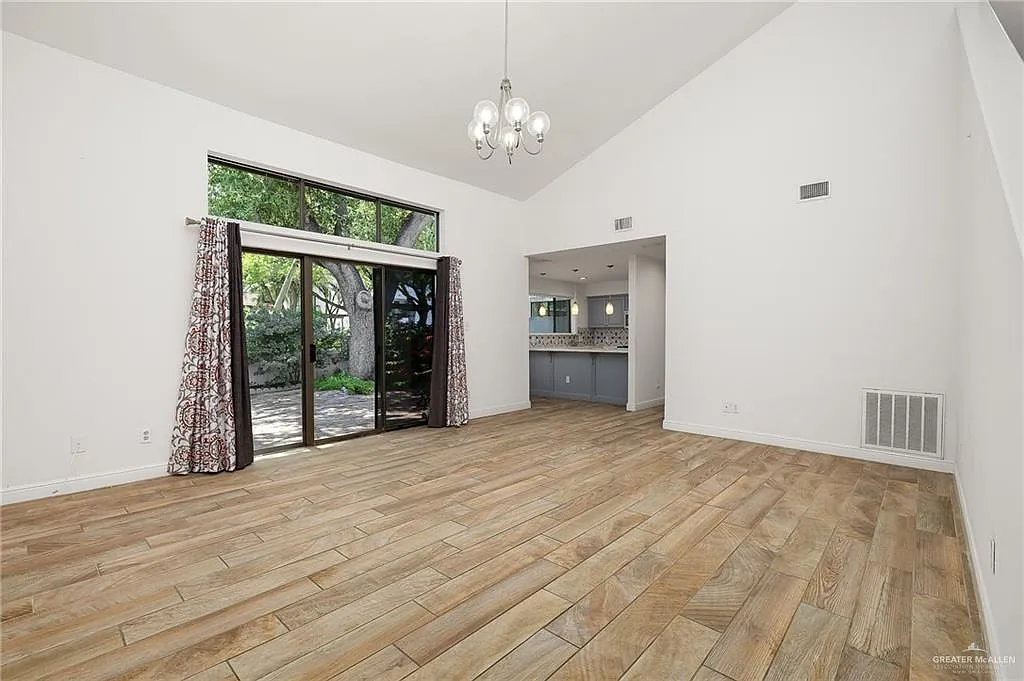 4 bed, 3.0 bath, 1951 sqft, $2,500 — Photo 4