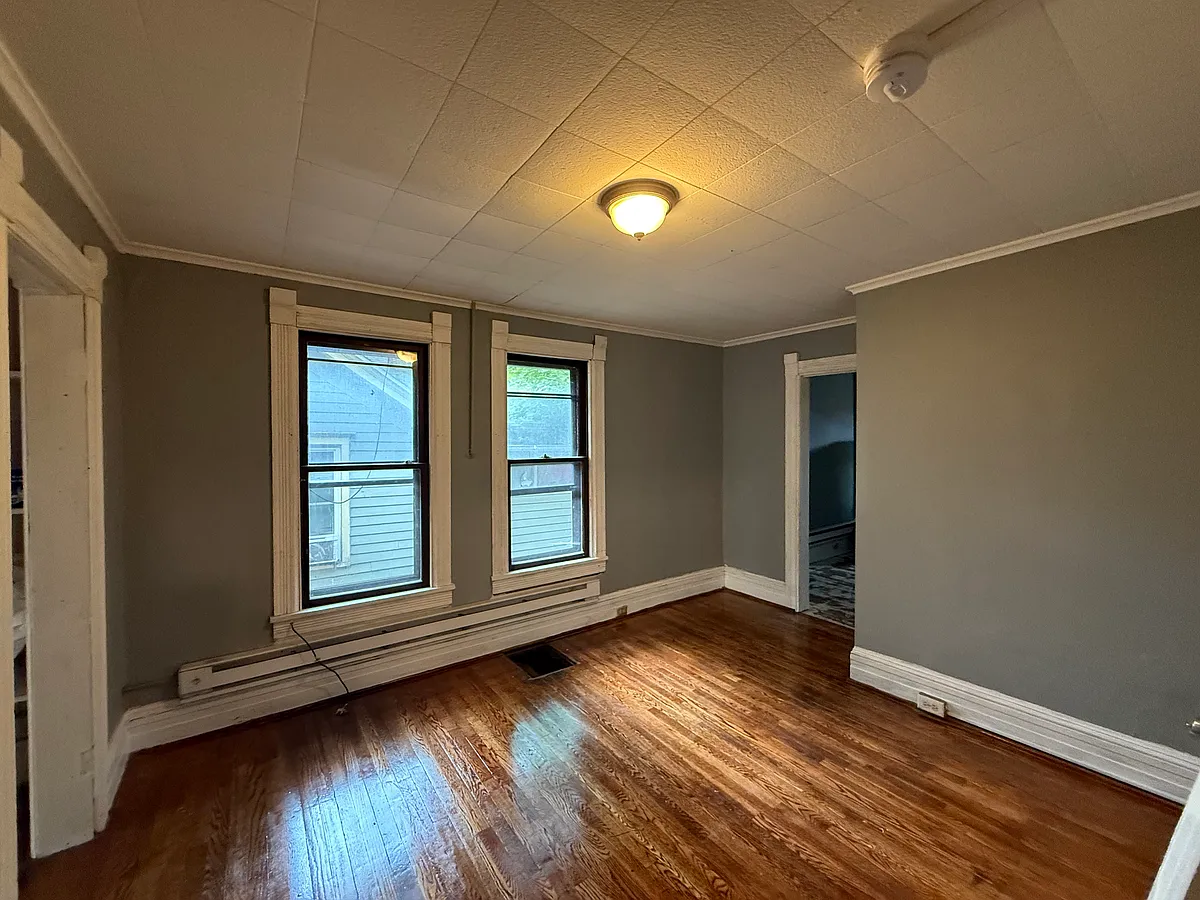 Building Photo - 110 S Plain St #2
