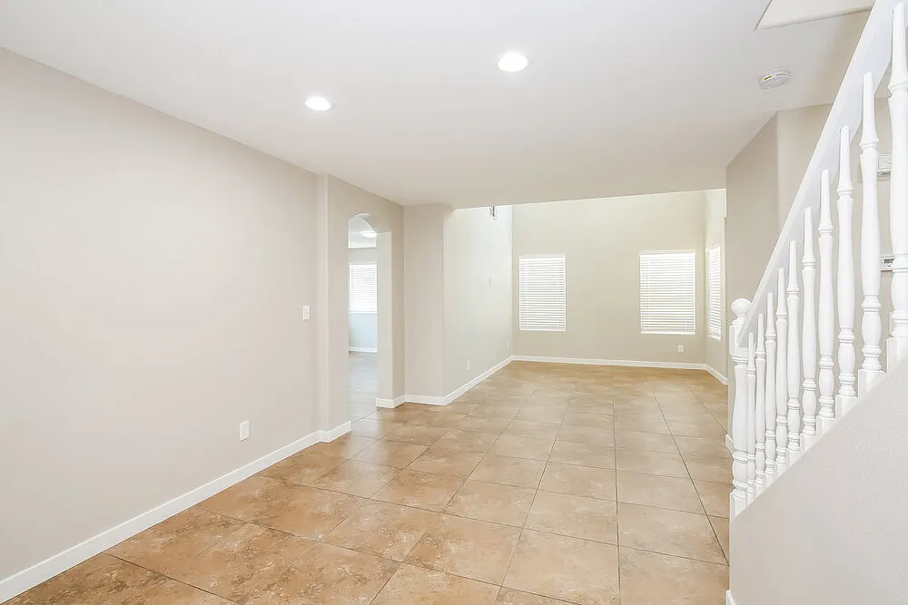 3 bed, 2.5 bath, 1967 sqft, $2,360 — Photo 4