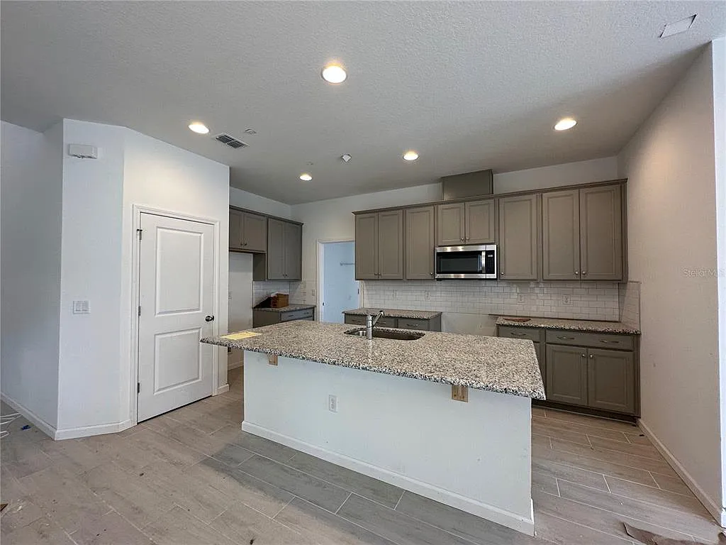 4 bed, 3.5 bath, 2236 sqft, $2,600 — Photo 2
