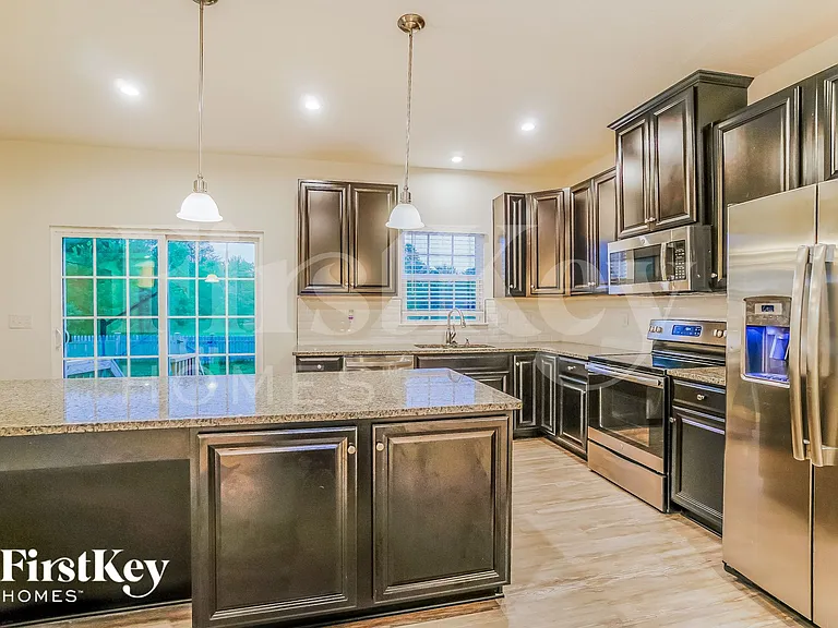 717 Wallace Dr — Photo 5
