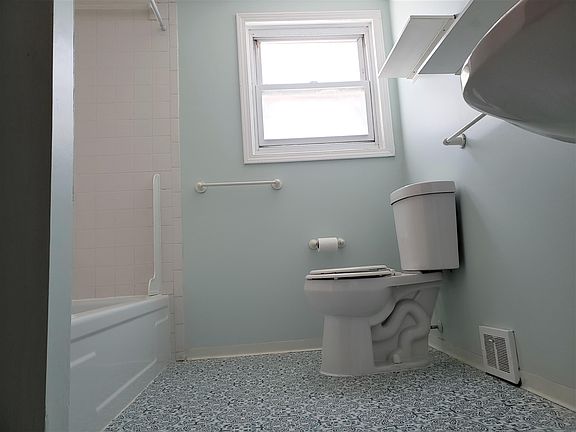 5th image of 39 Fradine Dr #2