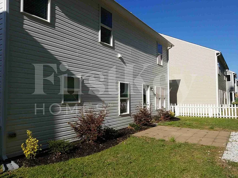 901 Leatherstone Ln — Photo 32