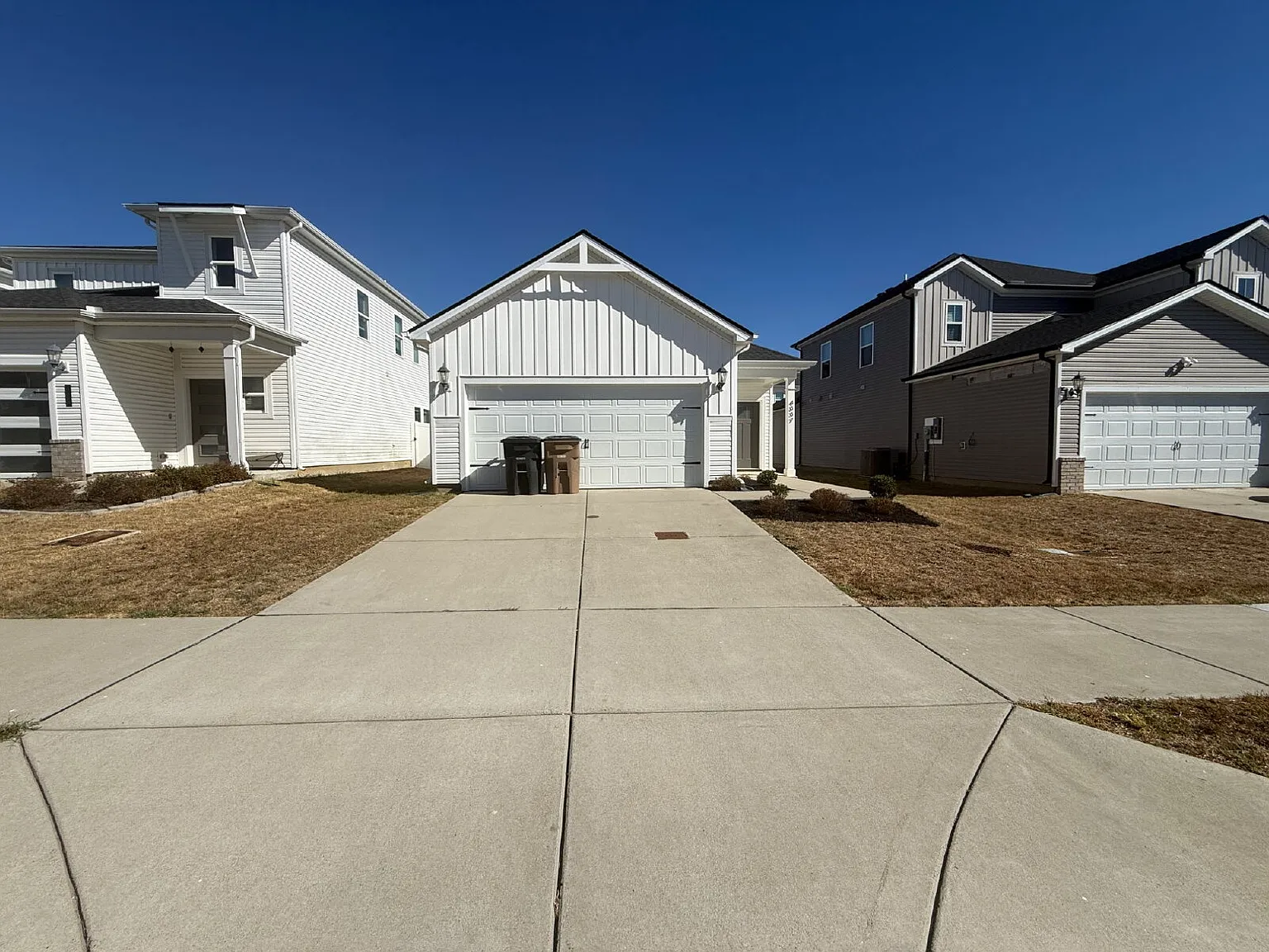 3 bed, 2.0 bath, 1426 sqft, $2,400 — Photo 2