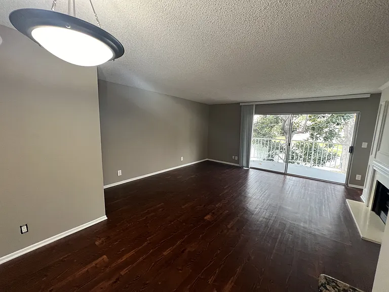 Versailles on the Lake Apartments — Photo 147